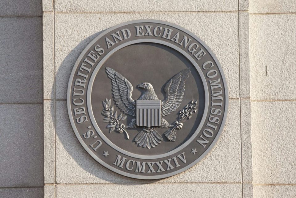 Former SEC Chairman Clayton Highlights Stablecoin Support Amid Crypto Regulatory Debate